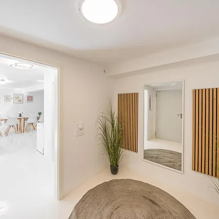 P2 Premium-suite, 4 Zimmer, 105qm, Parkplatz * Галль